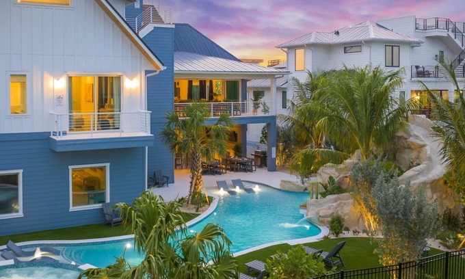 Siesta Key House | New-Golf Sim,Rock Wall,Shuffleboard,Waterslide,Grotto,Jumping Platform,Lake View