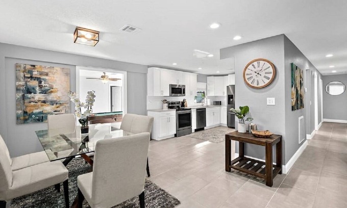 Tropic House | NEW Gorgeous 5/3 Home/w Pool table & Seablue Pool