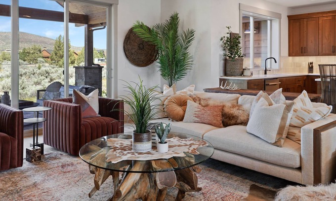 Alfalfa House | New! Gorgeous Decor, Resort Pool and Private Hot Tub