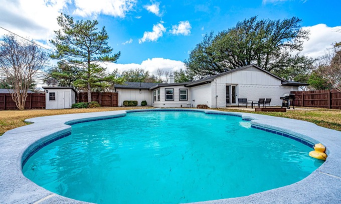 Richardson House | NEW! Gorgeous recently remodeled 4-bedroom spacious home with a Heated Pool .