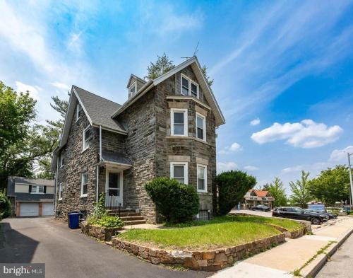 Bryn Mawr Apartment | New! Ground-level 2b2b In Bryn Mawr W Parking!