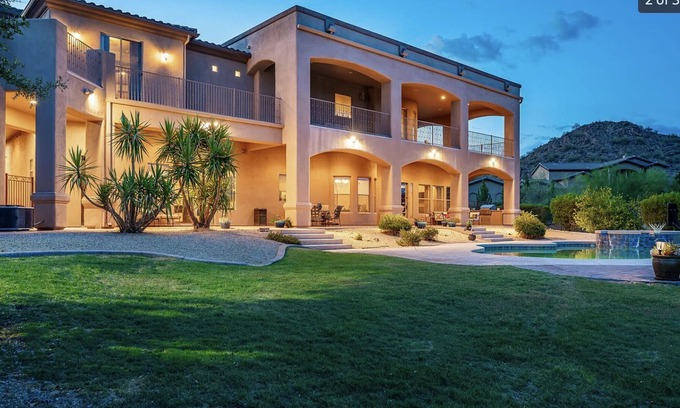 East Mesa House | New! Heated Pool and Spa +13 Beds + Game Room