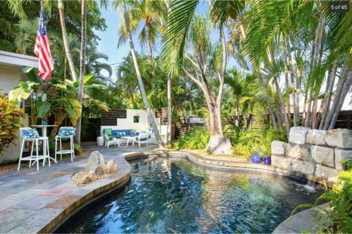 New Town House | New Hidden Oasis- Waterfall Pool Close to Beach