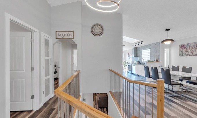 Calgary House | *NEW*HiddenGem*Discount*MovieTheatre*Deck*AC*Downtown 15'*Banff 60'*Bedrooms 4x