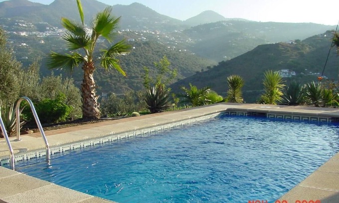 Sayalonga House | New holiday home with fireside, central heating, palm trees and pool