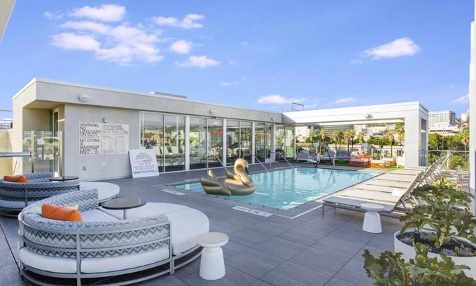 Beverly Hills Apartment | NEW Hollywood Sign View-Studio: Pool, Parking, Gym