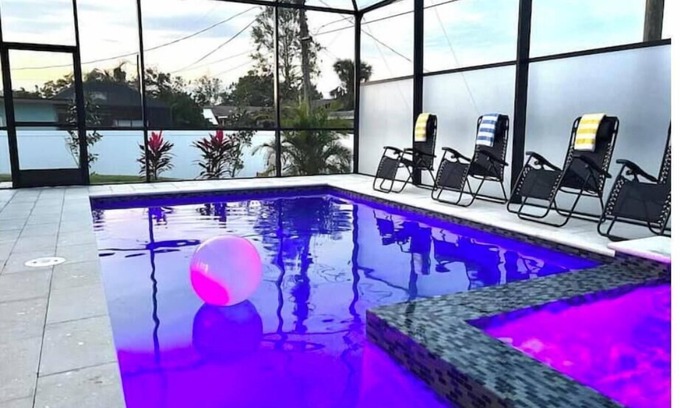 South Venice House | New home,mins to beach, heated pool,two kitch