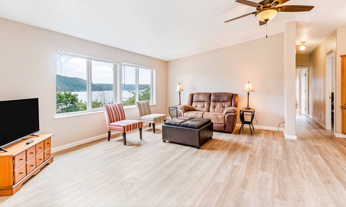 Harrison House | New home with amazing lake view - steps to town & Trail of the Couer d'Alenes