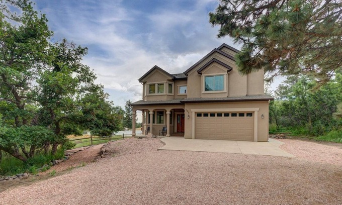 Palmer Lake House | NEW HOT TUB Sunny Palmer Lake home in the Glen