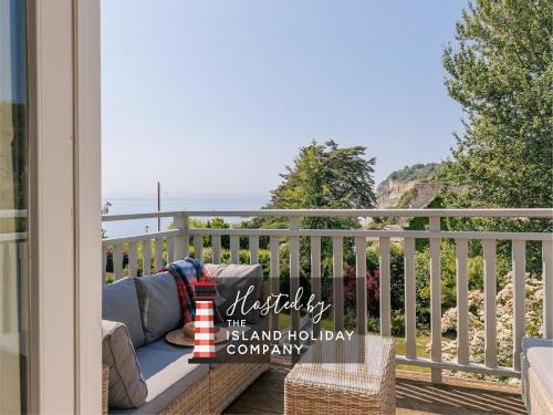 Shanklin Apartment | NEW JULY 2025 - Grand Clifftop Duplex with Panoramic Views, Games Room & Stylish Interiors in Shanklin Old Village