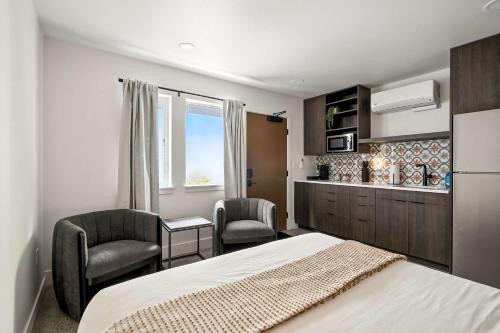 Kerns Apartment | New Kerns Studio Prime Spot Walkable Area