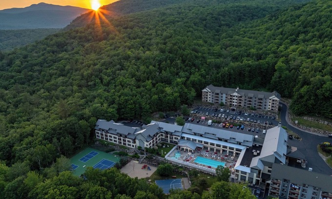 Lincoln Resort | NEW - King Bed - Full Kitchen - Mtn Views - Hot Tub- Sauna - Gym - Pool -
