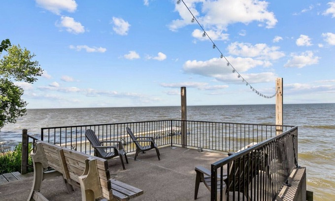 Stockbridge House | New! Lake Front|PrivateDock|Kayaks&Paddleboards!