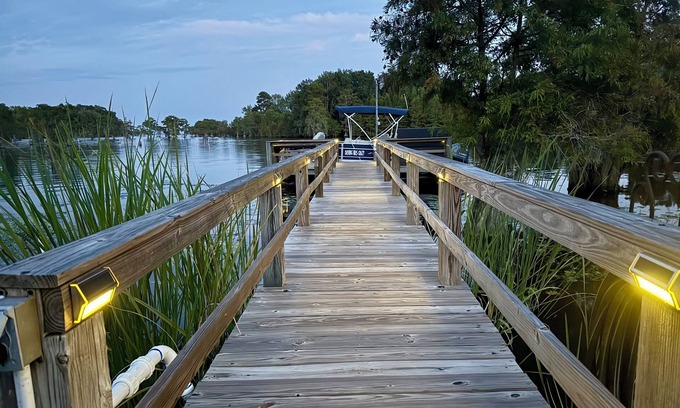 Cross House | New lakefront 4 bedroom, 2 bath house on Lake Moultrie with dock sleeps 10