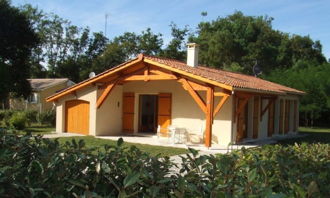 Grayan-Et-L'Hopital House | New, light holiday home in regional construction