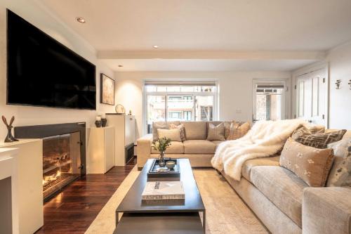 Aspen House | New Listing 1 BR Aspen Condo by Gondola