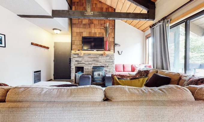 Majestic Pines Condo | *New Listing* Bigwood Retreat - Walking distance to shuttle