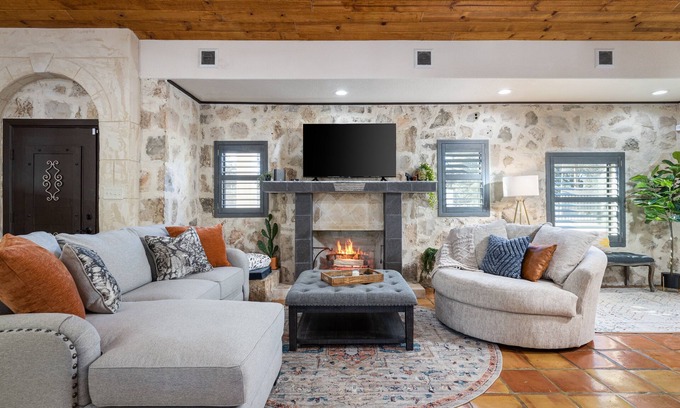 Helotes House | ❀New Listing❀ Evelyn Rose House ❀ Mins to The Rim/LaCantera/Six Flags/Helotes