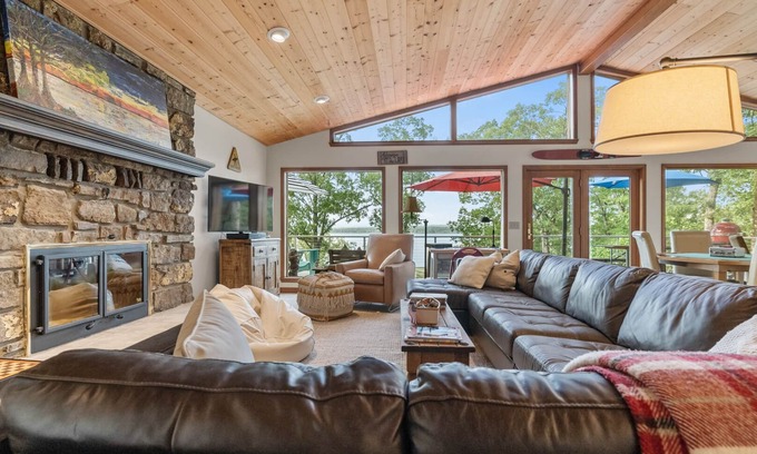 Quitman House | New Listing! Greers Ferry Lakefront home with ping pong, kayaks, and more!