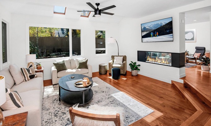 Eagle-Vail House | New Listing! Luxury Kitchen| Fireplace| Private Hot Tub| On Bus Loop