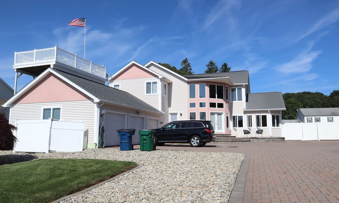 Waterford House | NEW LISTING! Luxury retreat on the Long Island Sound