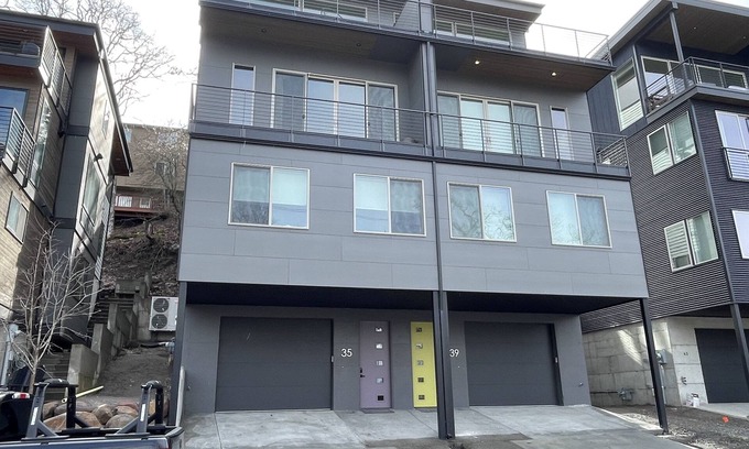Hood River House | NEW LISTING. Magnificent brand new 5bed/3.5bth, overlooking dt Hood River