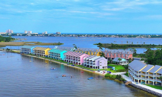 Innerarity Townhomes House | NEW LISTING! Monthly snowbird rate! Beach. Pool. Near FloraBama and Gulf Shores!