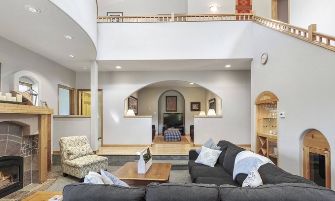 Blue River House | *New Listing* Private 4 Bedroom Home