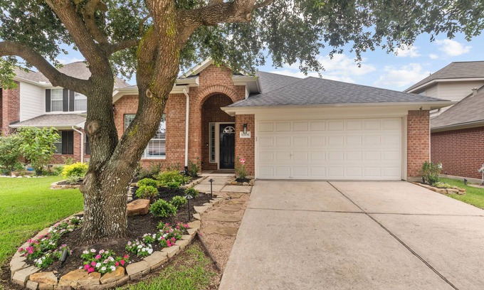 Tomball House | NEW LISTING - Refined Comfort Meets Pet-friendly Backyard Serenity