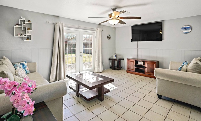 South Side House | NEW LISTING! Safe Convenient Hidden Gems 3BRs - Sleep 6 by RedAwning