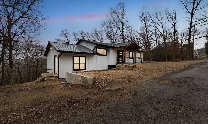 Eureka Springs House | NEW! Lost Ridge Retreat 5-Bedroom Home