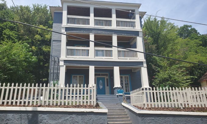 Hot Springs House | New Lower Rates! Amazing 8 Bedroom 3 Story Downtown Hot Springs! No Admin Fee!