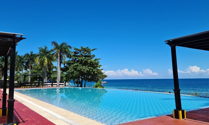 Lapu-Lapu Condo | New Lux. 2 BR Condo - 2 Pools, Gym, woow seaviews, Beach, Tours behind Newtown