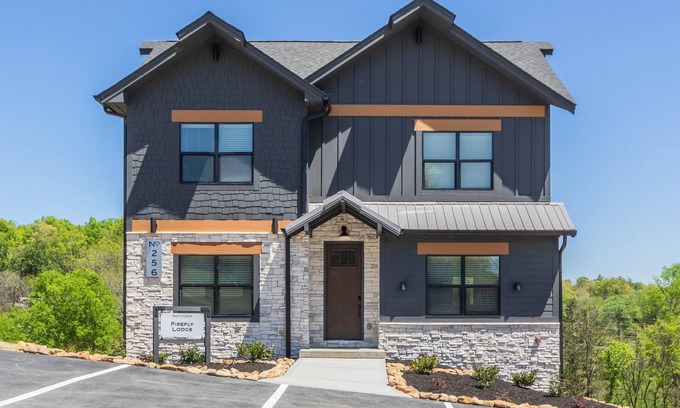 Gatlinburg - Pigeon Forge Cabin | NEW LUX LODGE,Pool,View,PKWY 1 mi,sleeps 18,GAMES!
