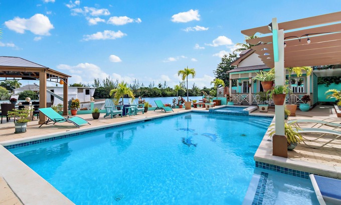 Nassau Cottage | NEW LUXE Canal-Front Cottage in THE BAHAMAS!