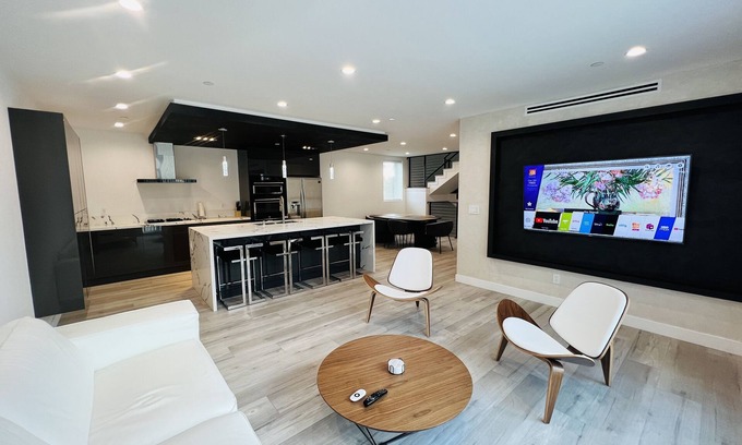 Van Nuys House | *NEW* LUXURIOUS LA HOME (Private Rooftop, Outdoor TV, Firepit, etc.)