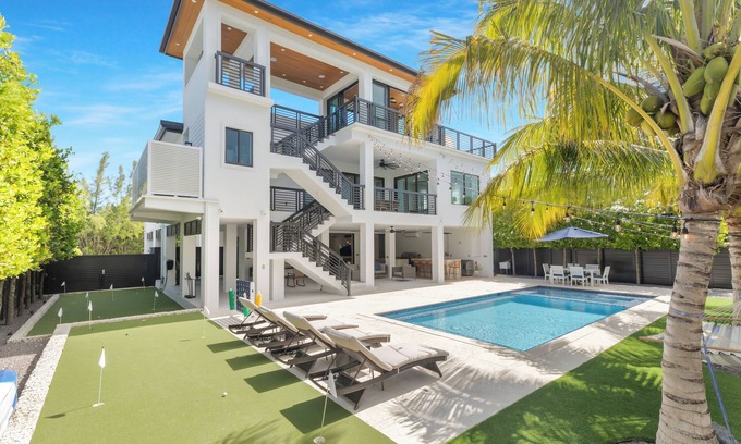 Marathon House | New!Luxurious & spacious waterfront 4 bedroom house in Marathon with endless fun