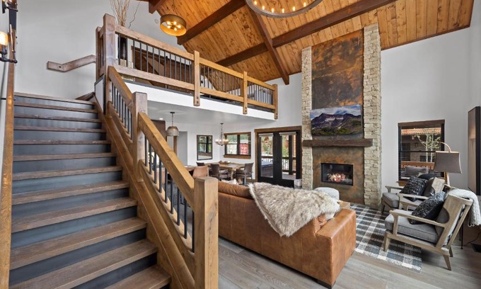 Estes Park House | New Luxury Cabin! Fireplace and Jacuzzi!