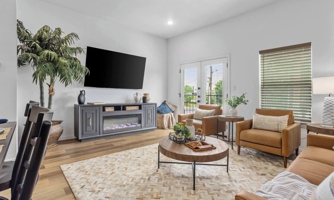 Arlington House | New Luxury Escape Next to AT&T | Walk to Cowboys