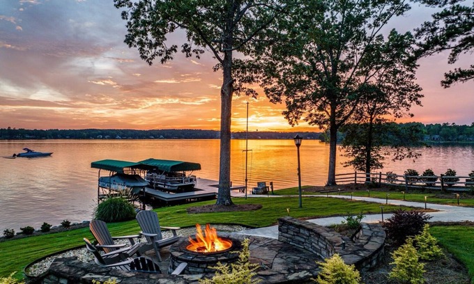 Lake Oconee House | NEW Luxury Lakefront Home with Swim Dock, Hot Tub and Pontoon Rental