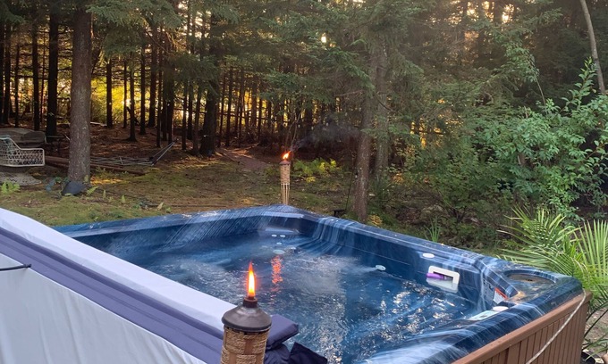 Pocono Summit House | *New*Magical,Mountain lakehouse w creek/hottub/fireplace/sauna/boat/gameroom/4br