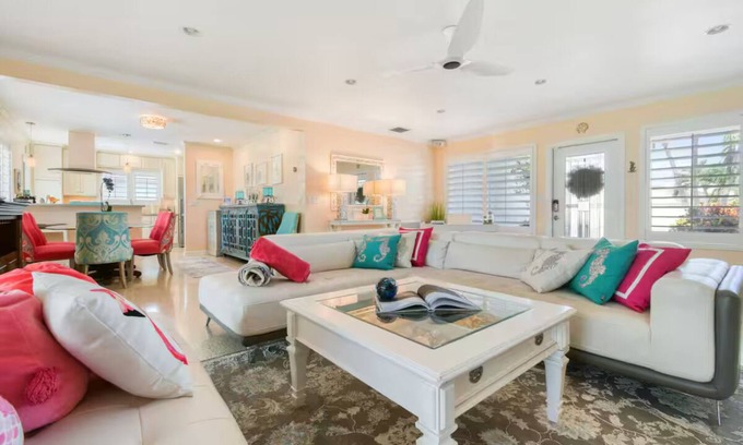 Singer Island House | NEW! Mermaid Coastal Retreat-Wlk to Beach &Relax!