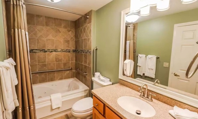 Lincoln Resort | NEW- Mins to Loon-Hiking Trails-Clarks-Train- King Bed- Full Kitchen- Hot Tub-