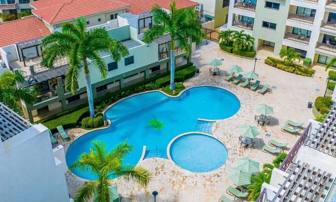 Washington Condo | New Modern 2BR Top Floor Condo Walk to Palm Beach