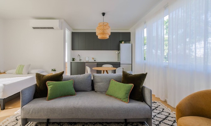 Greater South River City House | New modern apt in Travis Heights a few minutes to South Congress & Downtown!