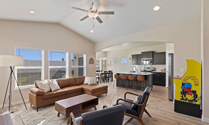 Twin Falls House | NEW Modern Craftsman 4 beds/3bdrm by Hospital/Park