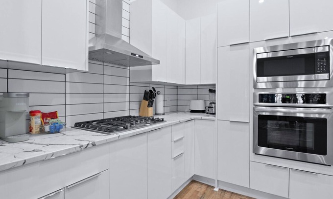 Church Street House | New! Modern Escape 4BR 3.5BA Sleeps 8 by Airport