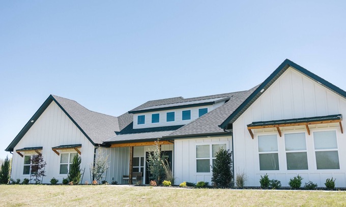 Farmington House | NEW Modern Farmhouse: pool and guest house - 6.9 miles University of Arkansas!