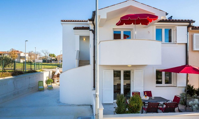 Medulin House | New, modern feel-good holiday home, right by the sea, 50m from the beach