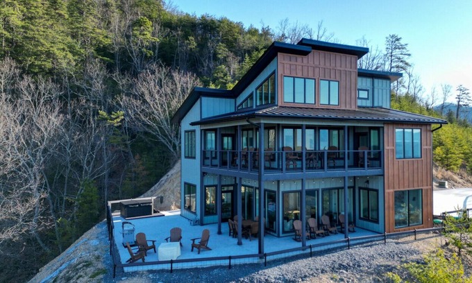 Sevierville House | New! Modern Home - Panoramic Views of the Smokies!